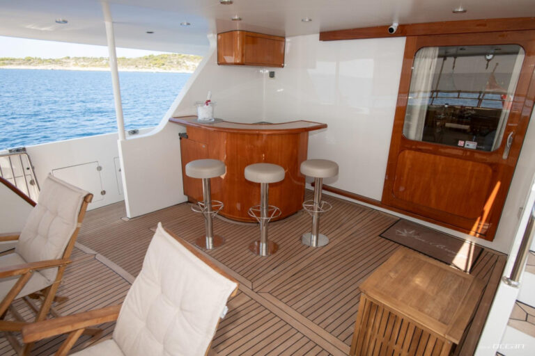 Aft deck bar