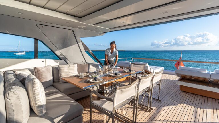 Flybridge dining