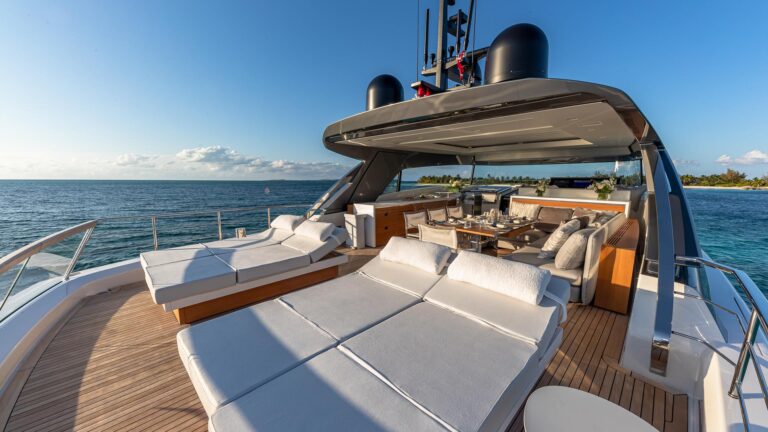 Flybridge sun loungers