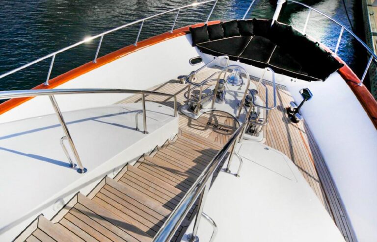 Foredeck bow lounge