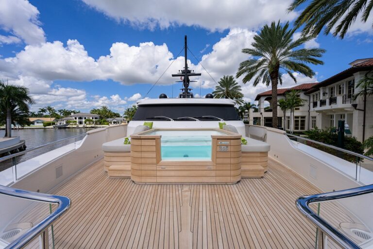 Foredeck jacuzzi