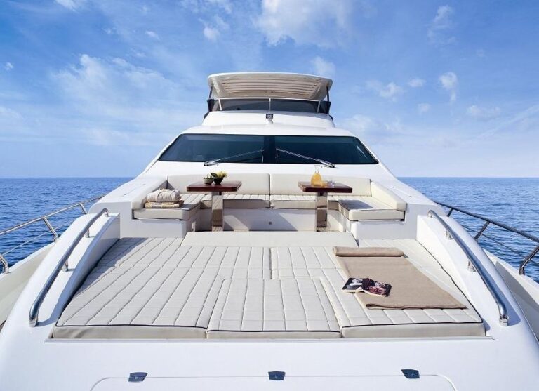 2008 Azimut 85 Aft Bow Seating