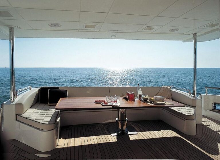 2008 Azimut 85 Aft Deck