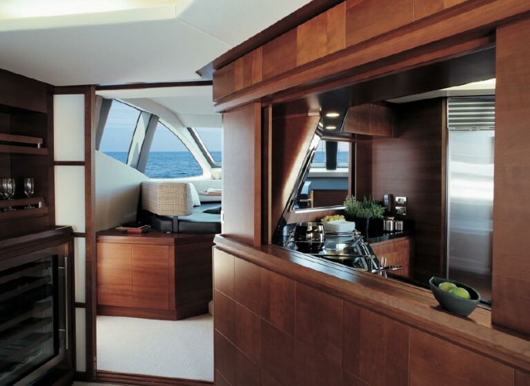 2008 Azimut 85 Aft Interior