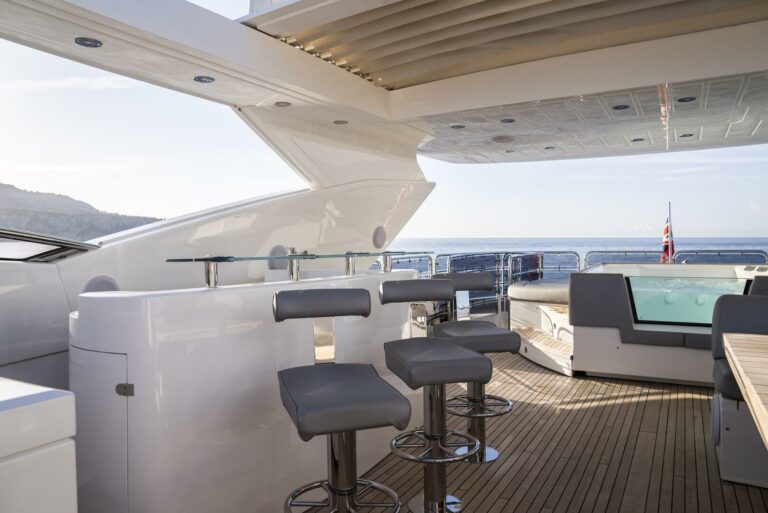 Flybridge Bar And Jacuzzi