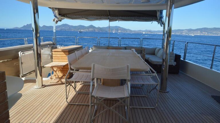 Flybridge Dining Area