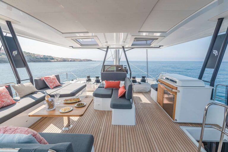 Sailing Catamaran PORT TO VINO Fly Bridge