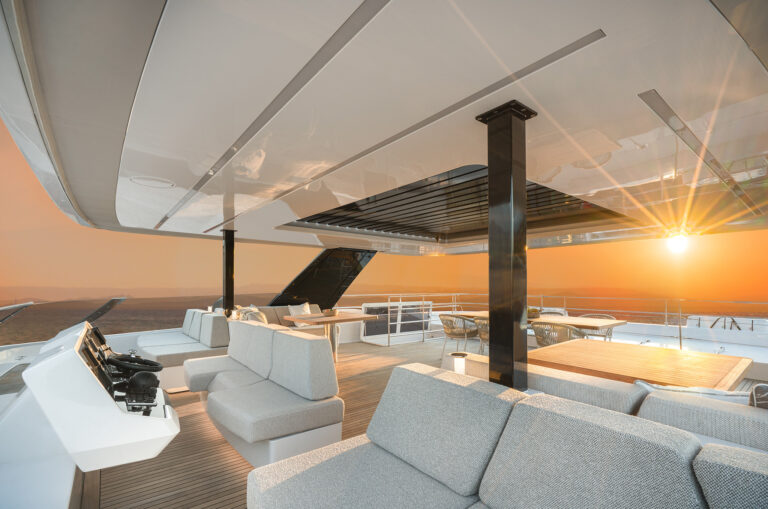 Spacious Flybridge