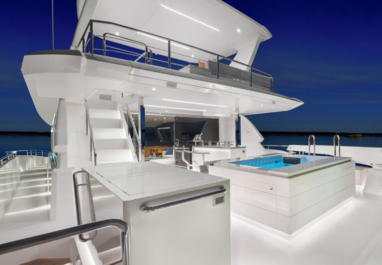 Upper Deck Jacuzzi With Sit Up Bar