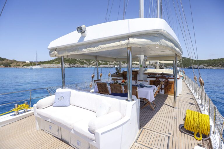 Aft Deck Dining And Seating