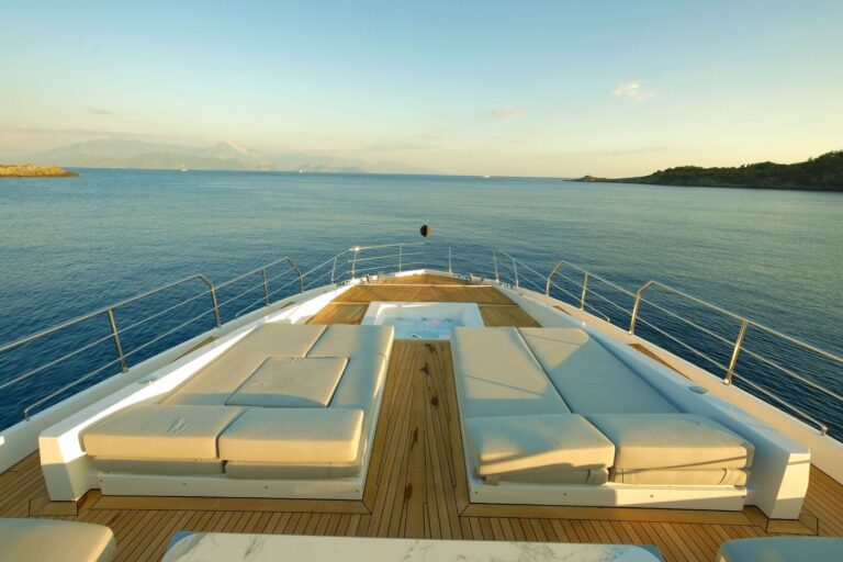 Bow Lounge And Jacuzzi