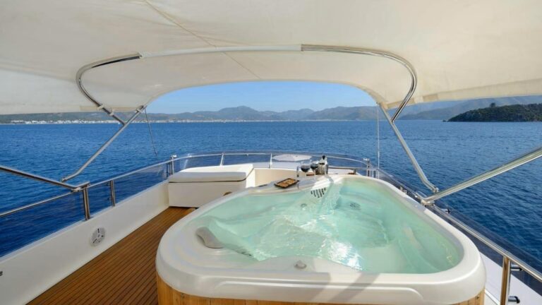 Deck Jacuzzi