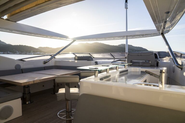 Flybridge Bar And Dining