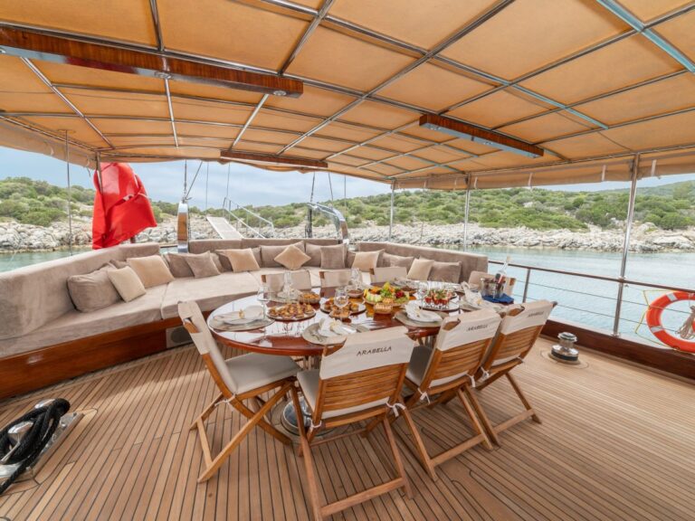 Main Deck Seating And Dining