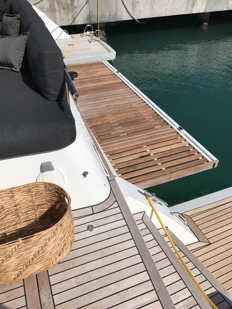 Motor Catamaran ULTRA 64 High/low Swim Platform
