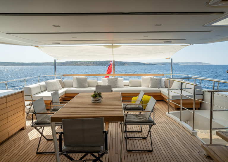 Upper Deck Dining And Lounge