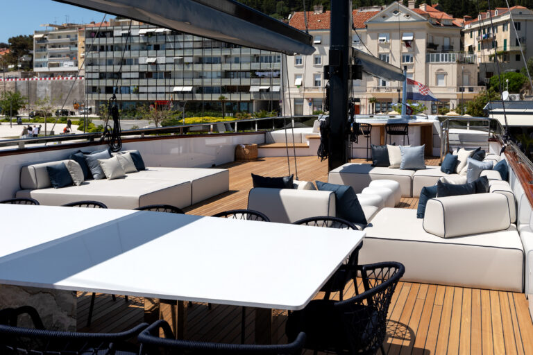 Deck Dining And Lounge