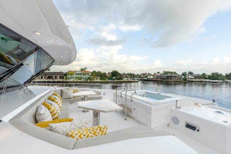 Foredeck With Jacuzzi
