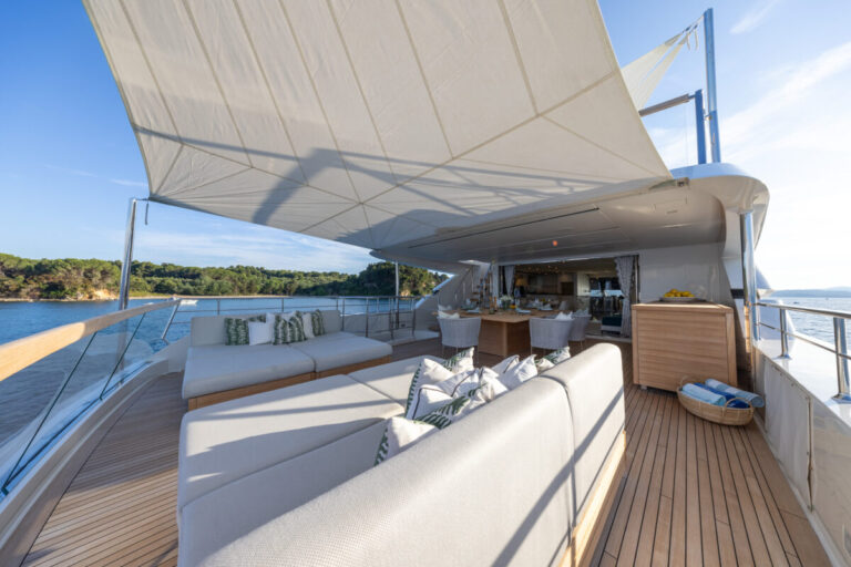 Upper Deck Aft Day Beds