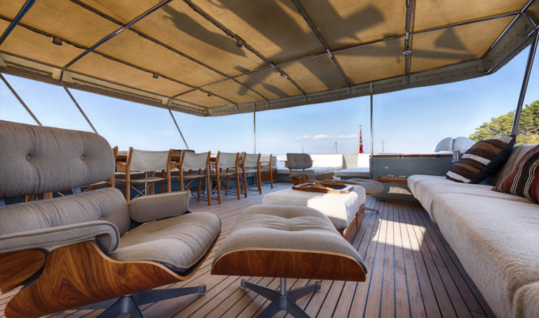 Upper Deck Lounge