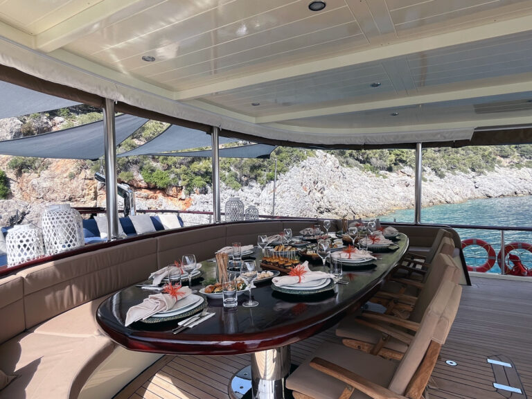 Aft Seating And Dining