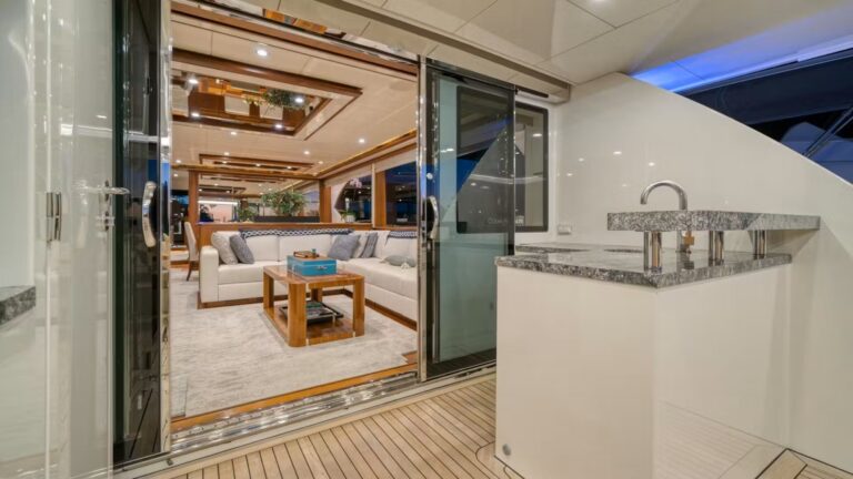 Main Deck Aft Bar