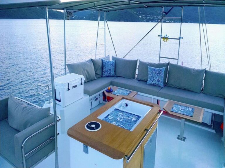 Sailing Catamaran PORT TO VINO  Fly Bridge