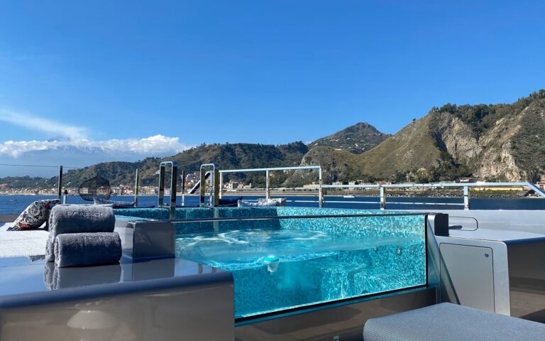 Deck Jacuzzi