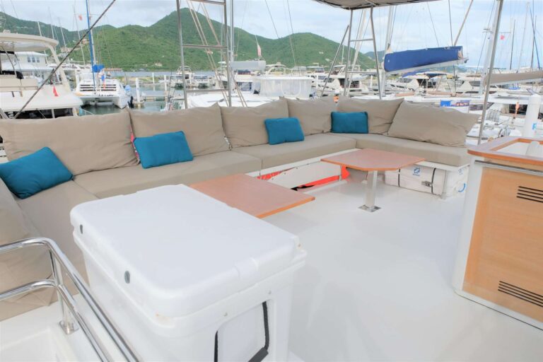 Sailing Catamaran PORT TO VINO  Fly Bridge