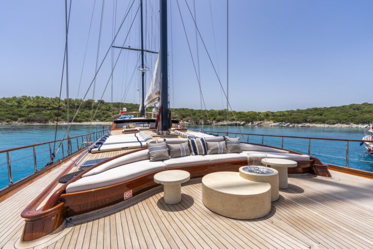 Deck Lounge