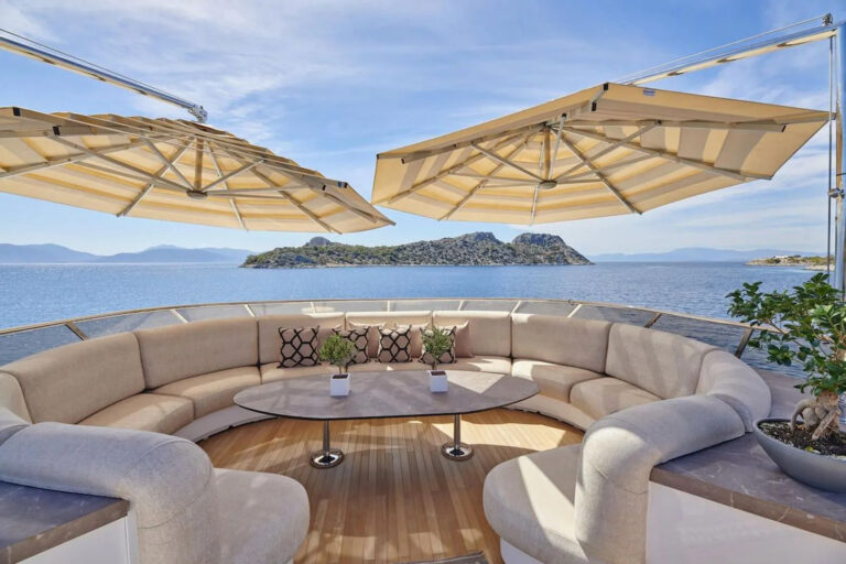 Sun Deck Circular Dining