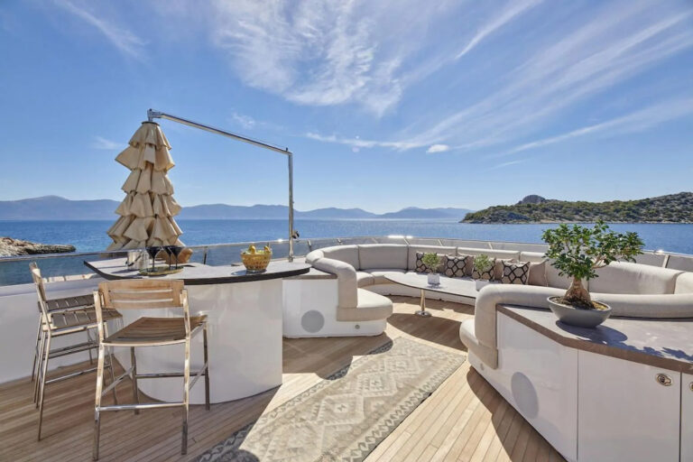 Sun Deck Bar And Dining