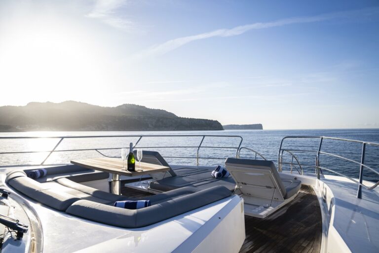 Foredeck Lounge View Forward