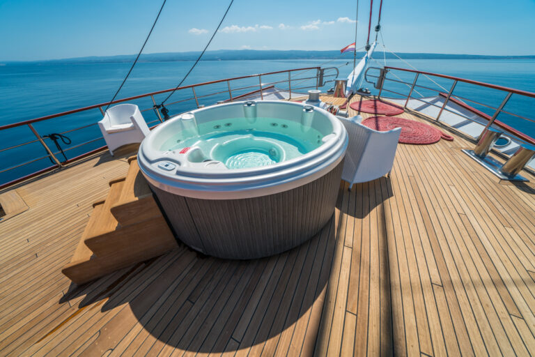 Jacuzzi With Views Over The Bow