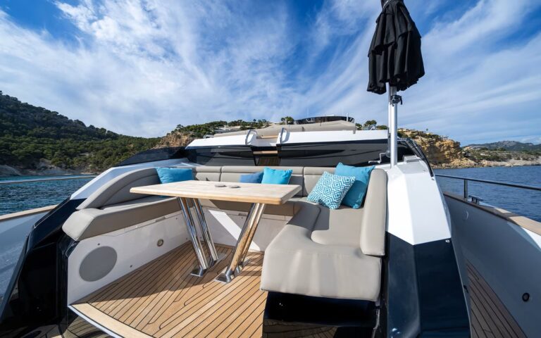 Foredeck Seating Area