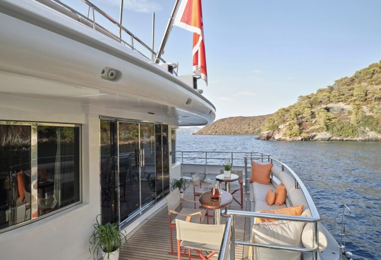 Main Deck Dining And Seating