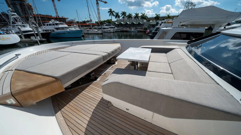 Master Bow Lounge