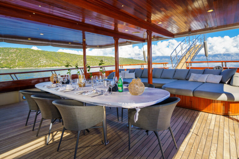SON DE MAR - Main Deck Dining And Day Beds