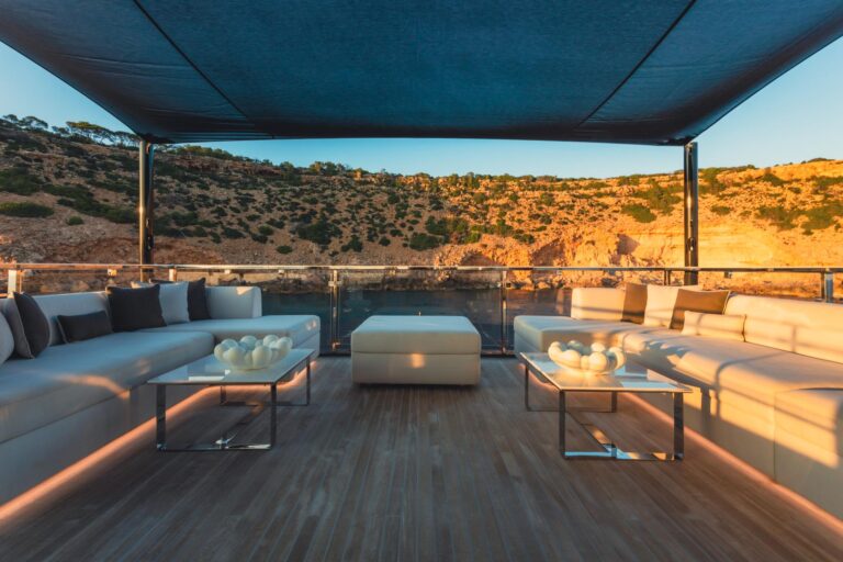 Upper Deck Lounge