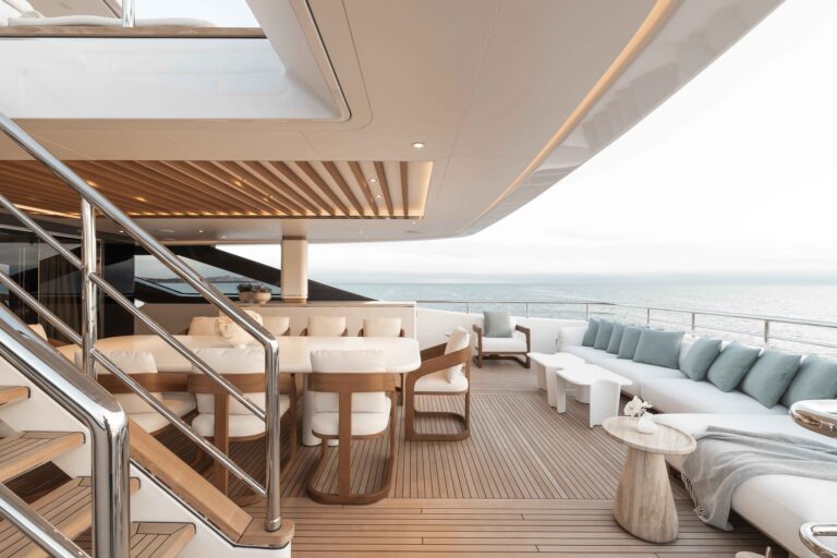 Upper Deck Lounge And Dining