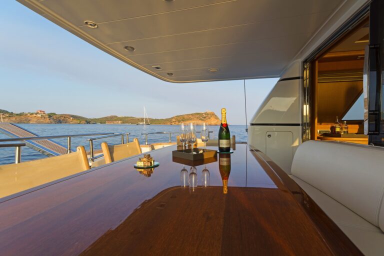 The 21m Yacht FOS