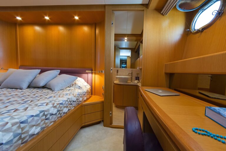 The 21m Yacht FOS
