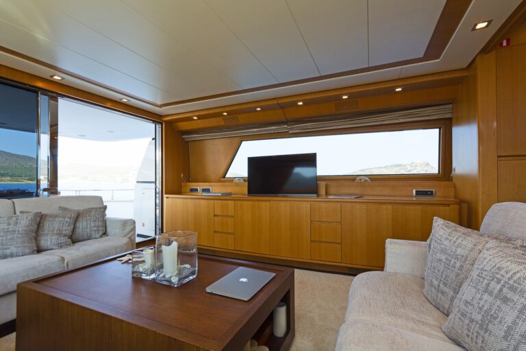 The 21m Yacht FOS