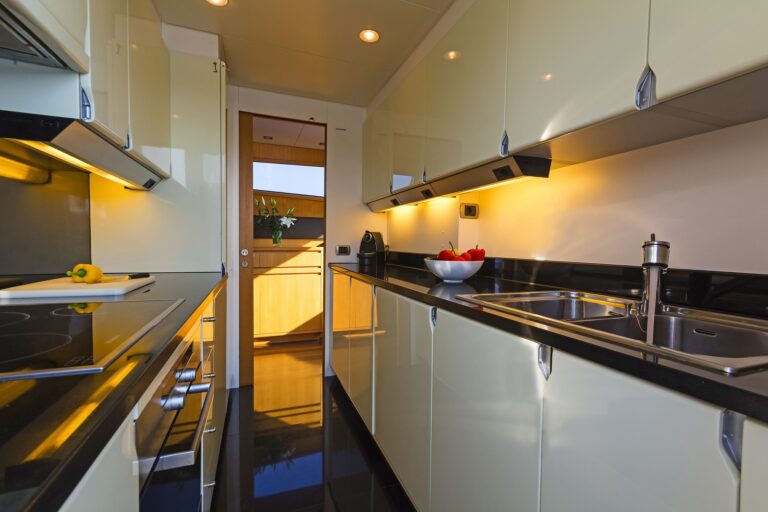 The 21m Yacht FOS