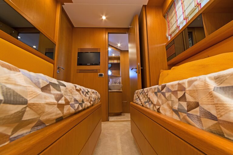 The 21m Yacht FOS