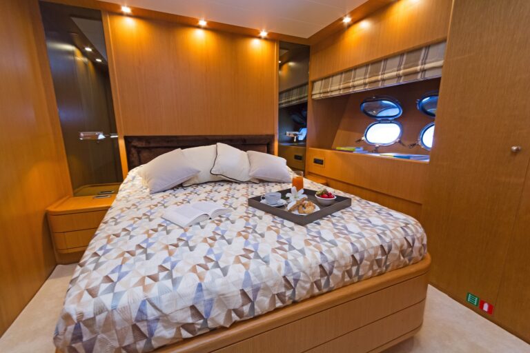The 21m Yacht FOS