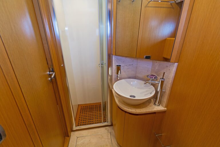 The 21m Yacht FOS