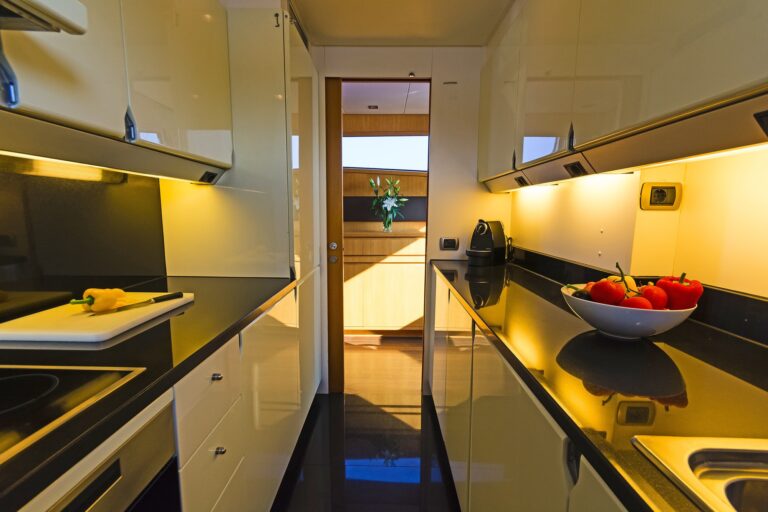 The 21m Yacht FOS