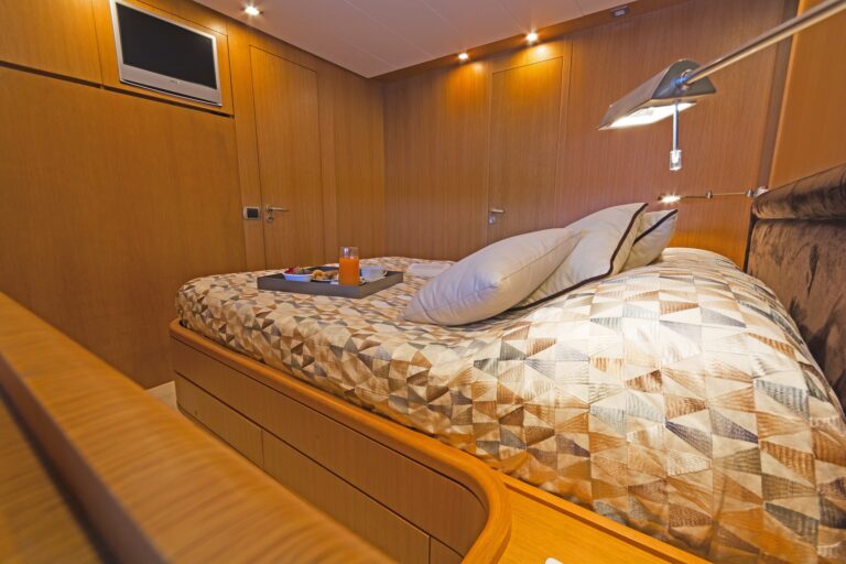 The 21m Yacht FOS