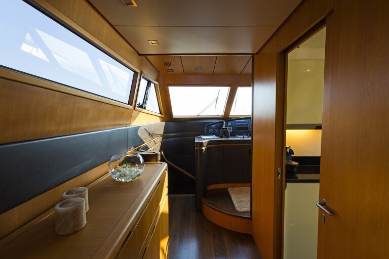 The 21m Yacht FOS